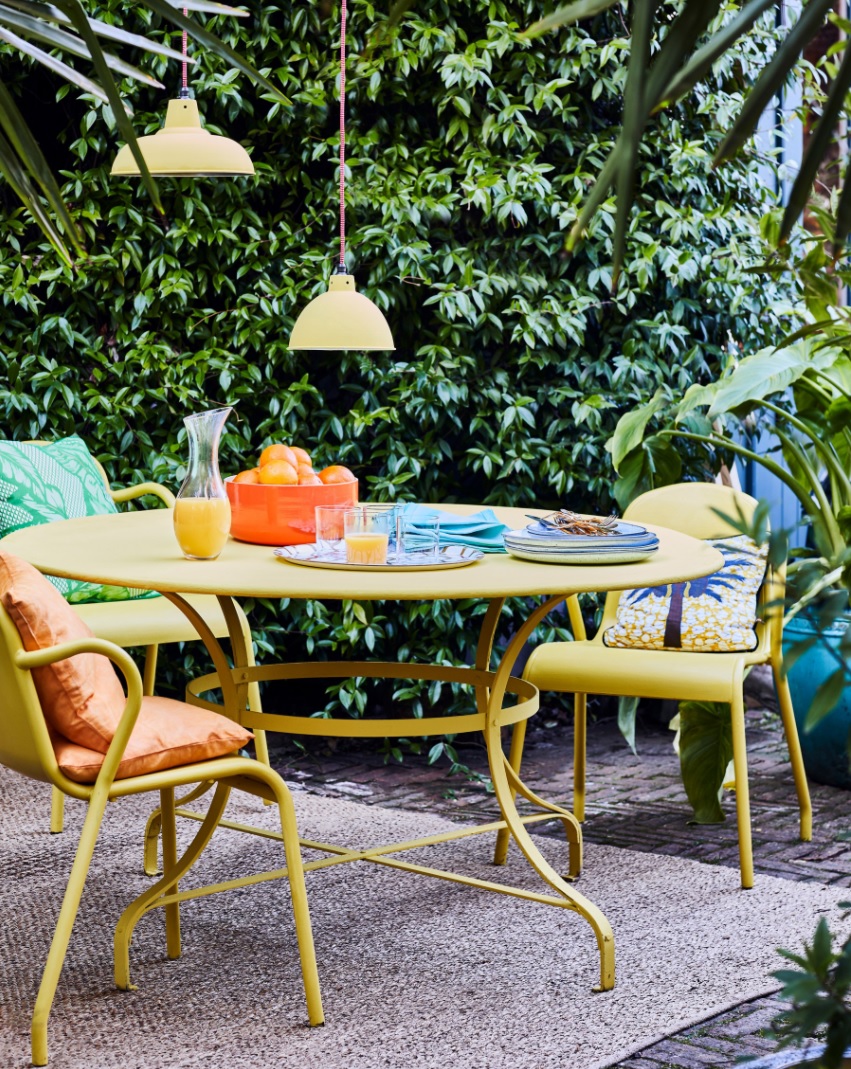 žltý záhradný stolík