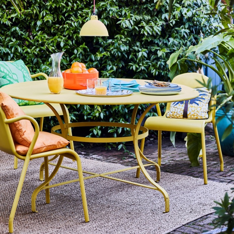 žltý záhradný stolík