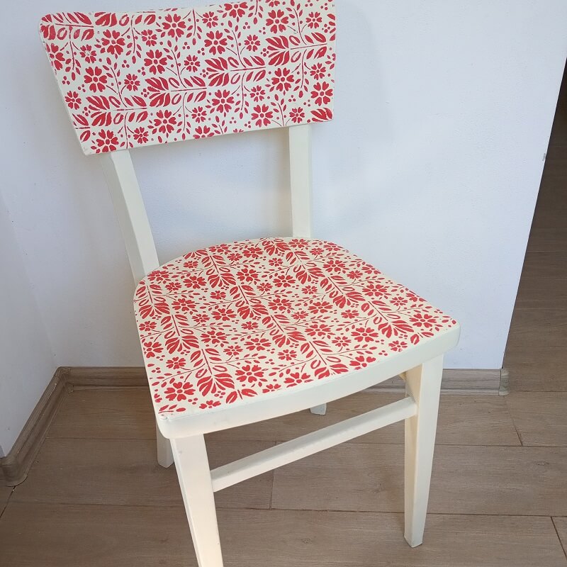 stolička s červenými kvetinami