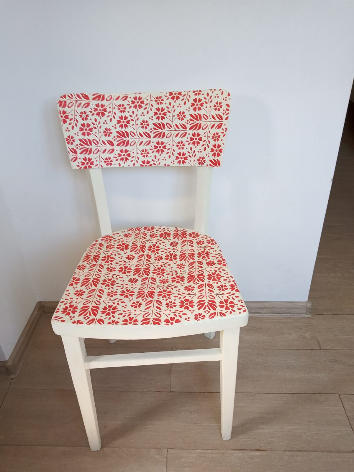 stolička s červenými kvetinami