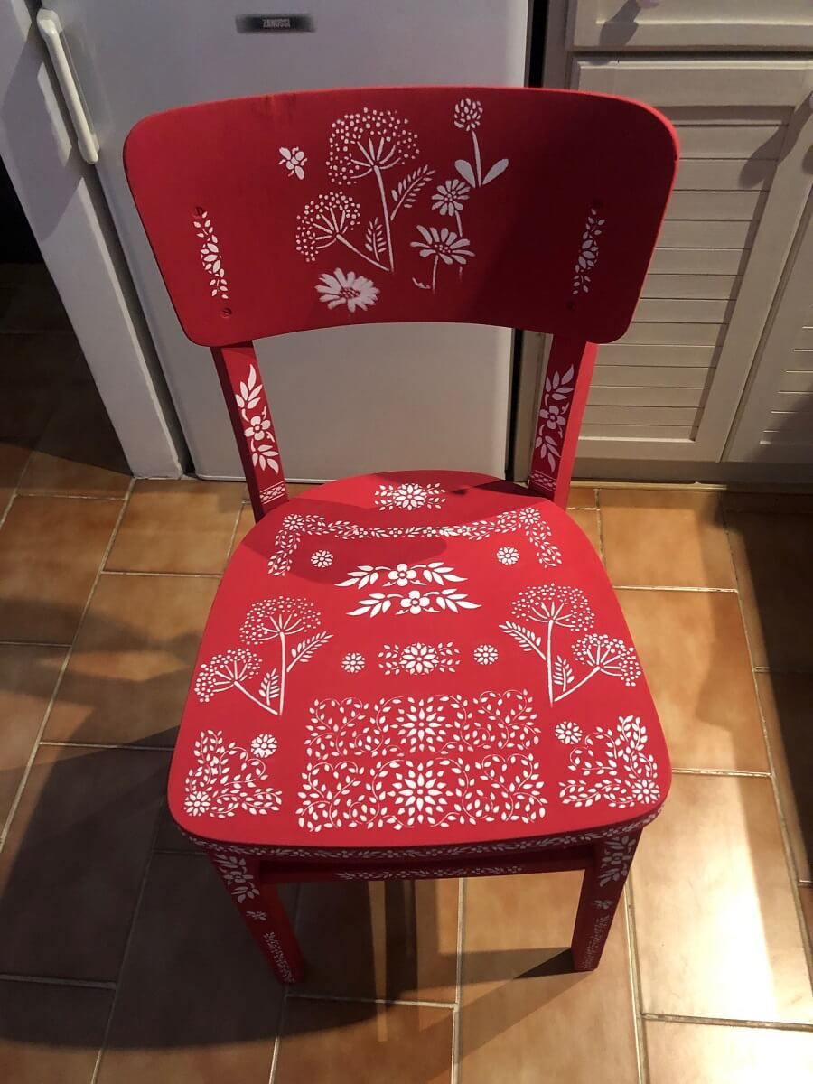 červená recyklovaná stolička s kvetinovou šablónou