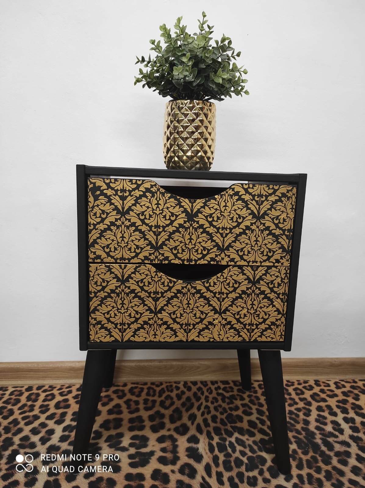 luxusný nočný stolík so zlatým vzorom