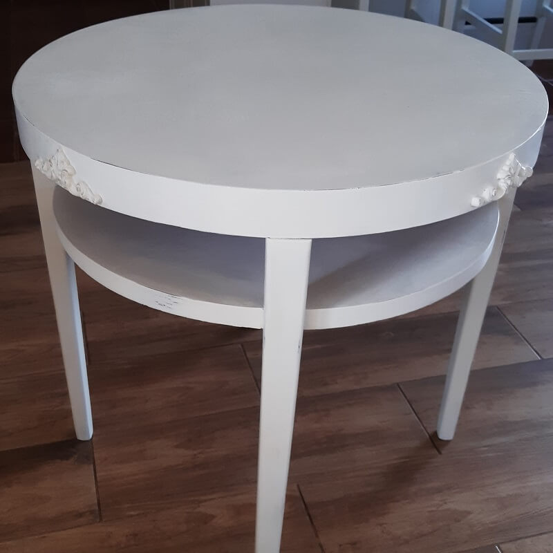 biely stolík v provensálskom štýle