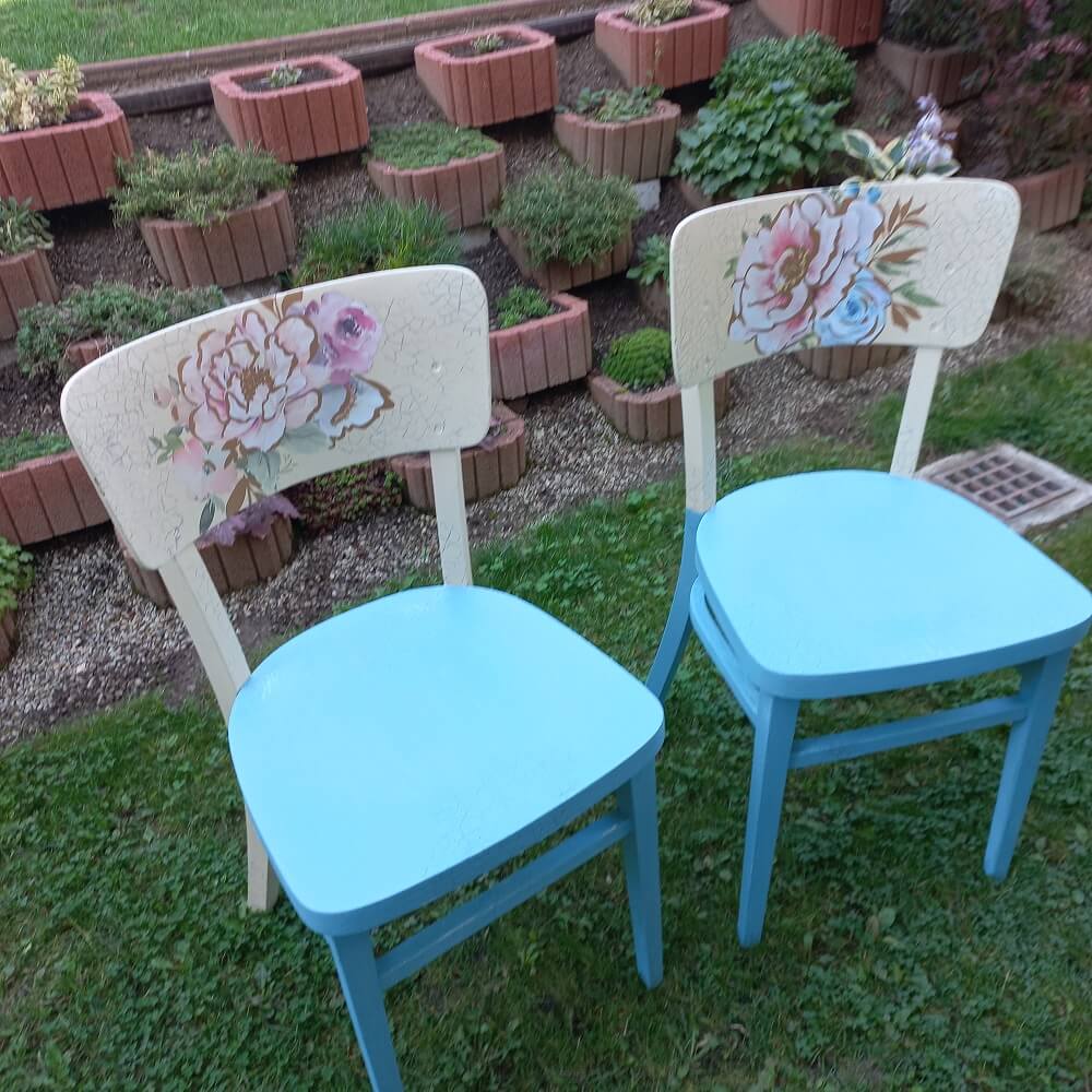 upcyklované tyrkysové stoličky