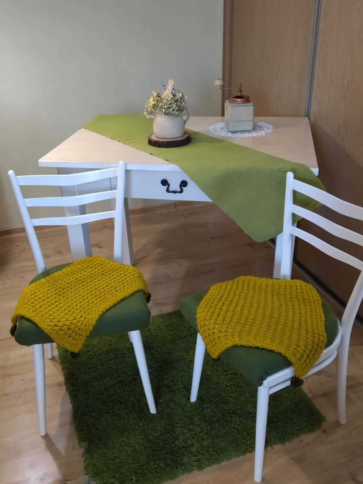 biele upcyklované stoličky a stôl