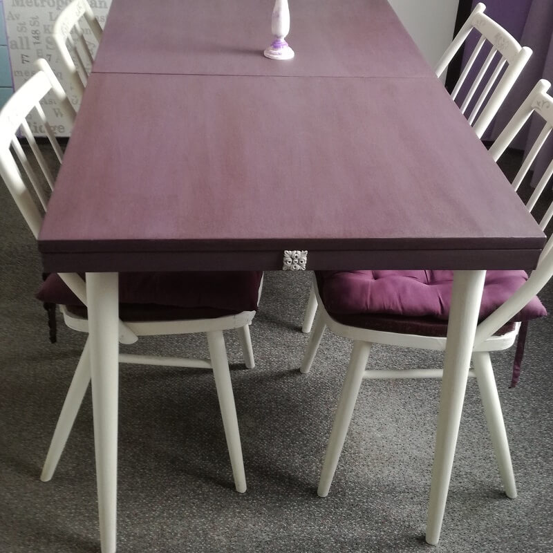biely maľovaný jedálenský stôl so stoličkami