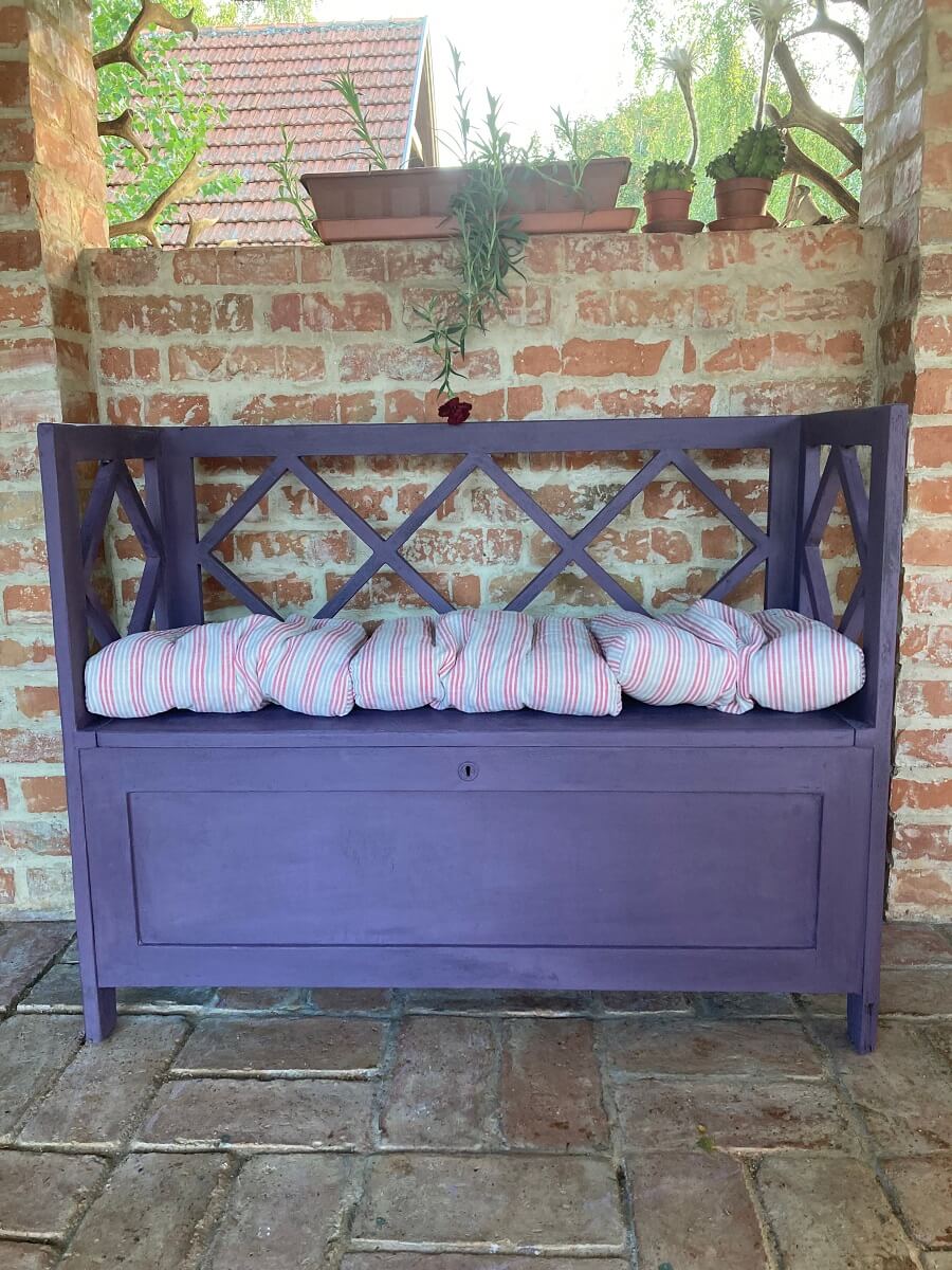 fialová levanduľová lavička