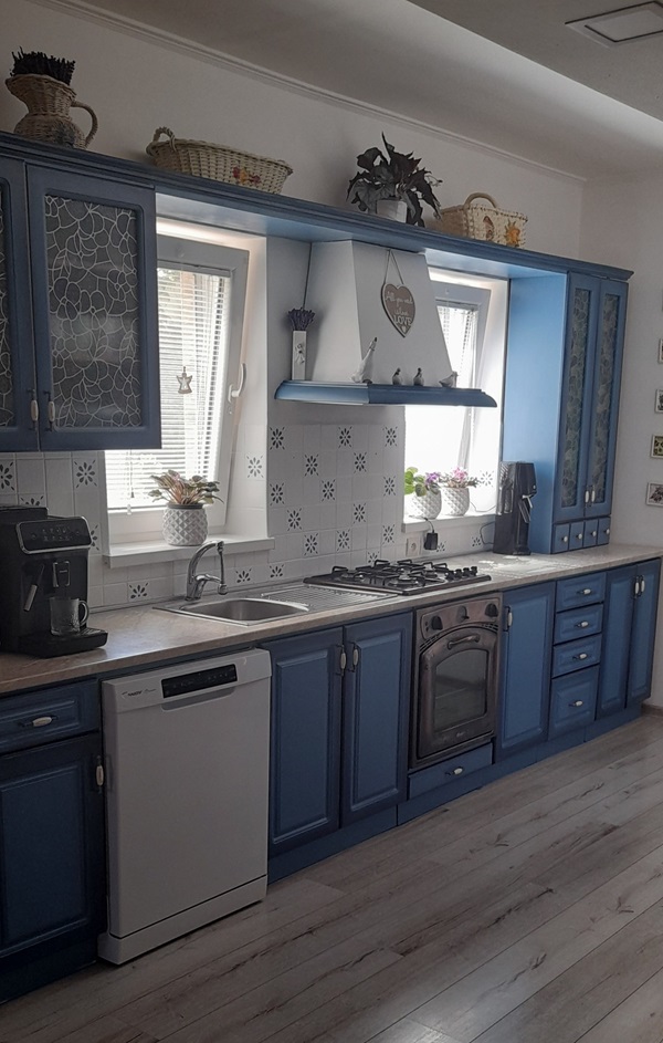 kuchynska linka namalovana na modro kriedovymi farbami Annie Sloan