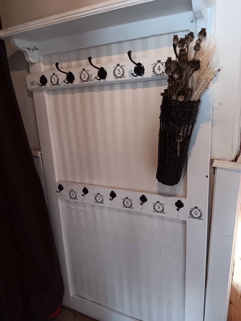 redizajn vstupnej chodby na chalupe pomocou kriedových chalk paint farieb