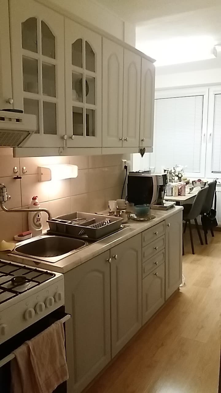 kuchynská linka namaľovaná kriedovými Annie Sloan farbami