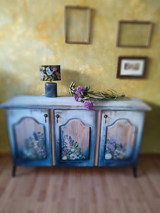 Renovovaná modrá komoda s transférom