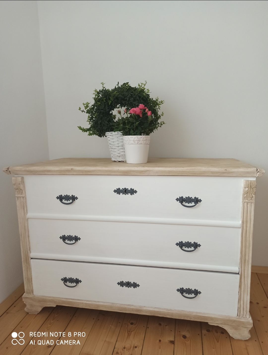 Biela vidiecka truhlica