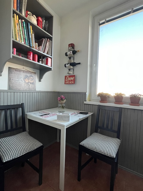 Obklad renovovaný kriedovou farbou Annie Sloan