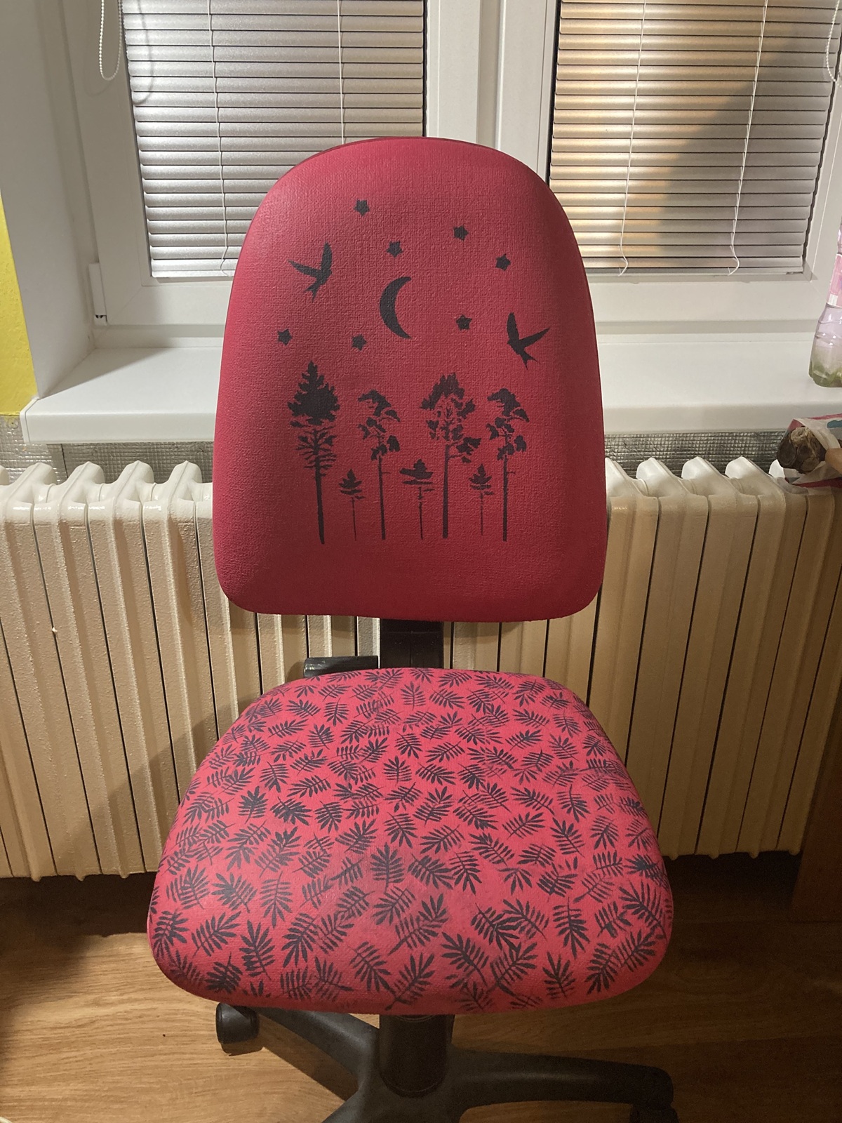 Tmavomodrá kancelárska stolička premaľovaná kriedovou farbou Annie Sloan