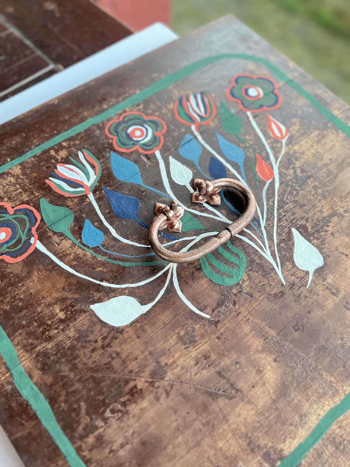 Ornament na truhlici kriedovou farbou Annie Sloan