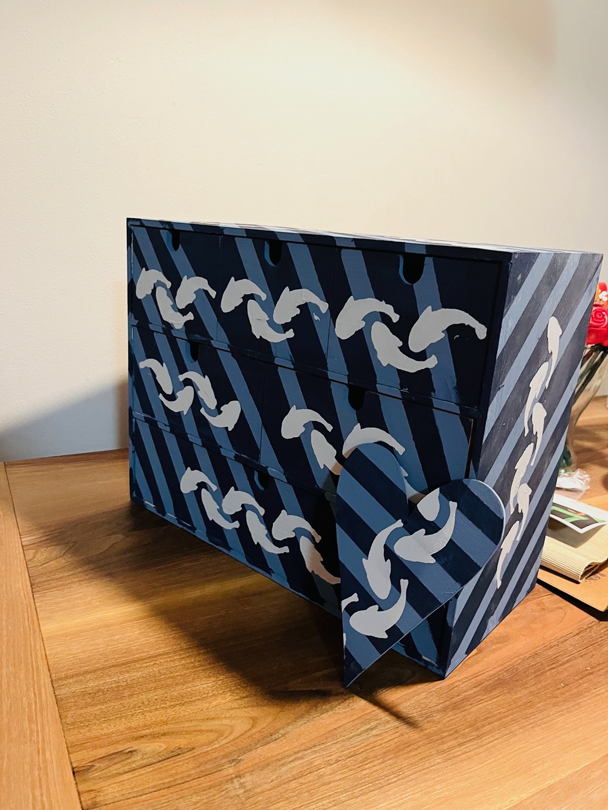 Modru skrinka s rybičkami kriedová farba Annie Sloan Oxford Navy