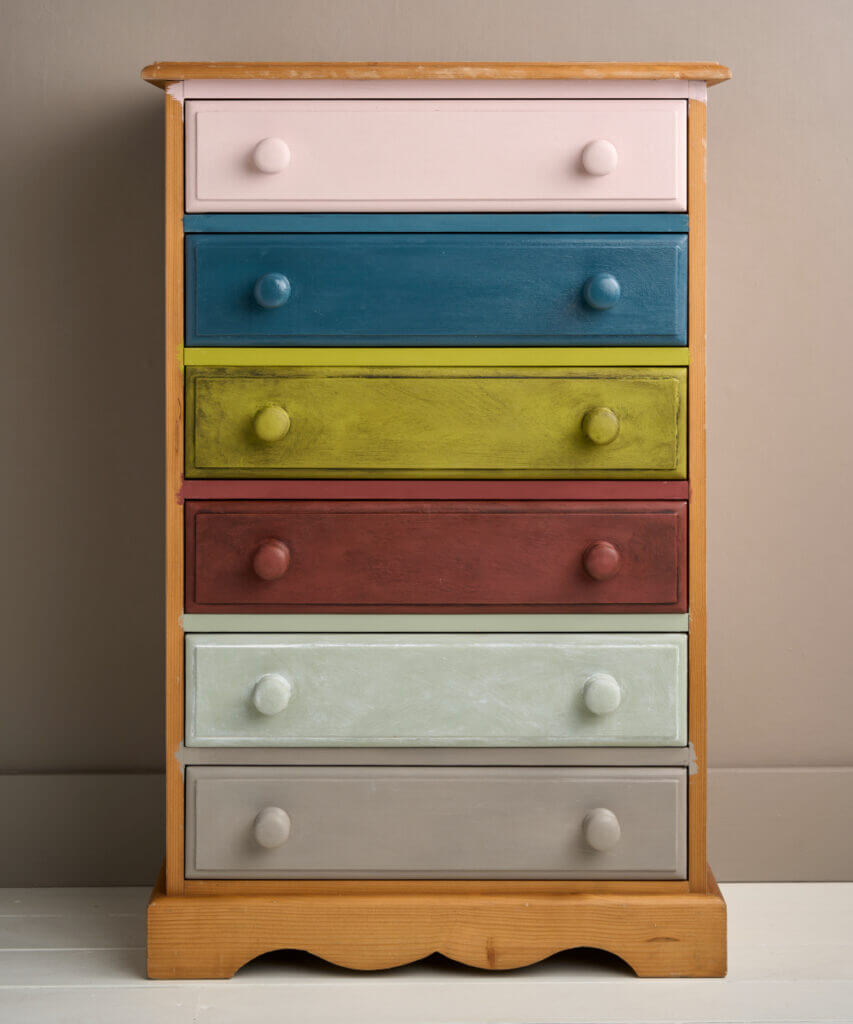 Borovicový nábytok natretý kriedovou farbou Chalk Paint™